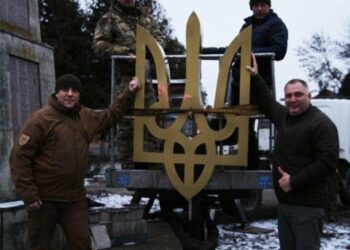 Замість радянської зірки – тризуб: територіальна оборона встановила герб України на Сумщині як символ єдності та свободи