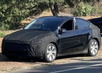 Tesla Model Y 2025 року засвітилася після оновлення (ФОТО)