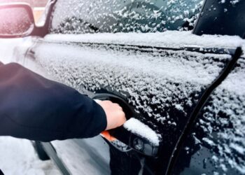 Водіям розповіли, як швидко відкрити примерзлі двері автомобіля