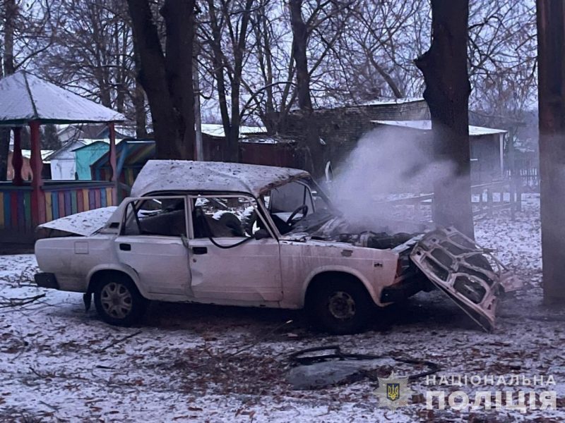 Ворожі дрони вдарили по службовому авто поліції на Сумщині