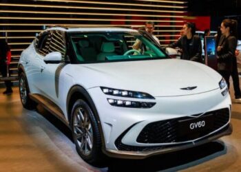 Genesis вбудувала в лобове скло своїх автівок металеві пластини: для чого вони потрібні