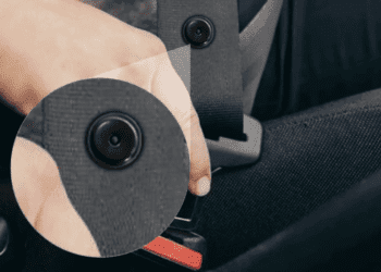 Таємнича кнопка на ременях безпеки: навіщо вона потрібна