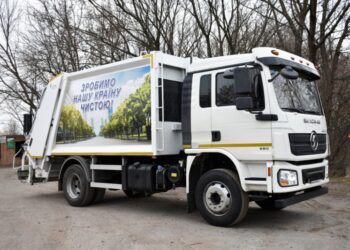 Український завод показав сміттєвози власного виробництва (ФОТО)