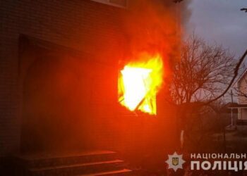 «Побачив, що палає будинок сусідів, і побіг їх рятувати», – поліцейський Денис Сотник про удар БПЛА по місту Суми