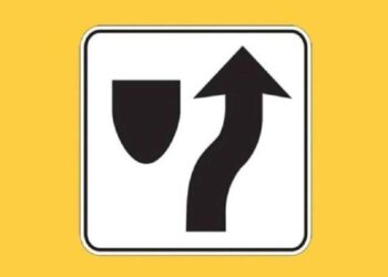 Новий дорожній знак зі стрілкою та щитом з’явився на дорогах Україні: що він означає