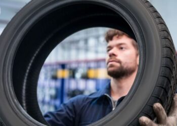 Їзда розбитими дорогами: які шини обрати для автомобіля