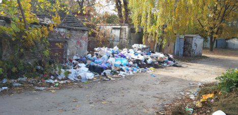 Через несвоєчасне вивезення сміття в Охтирці утворились чисельні звалища