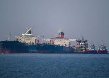 Китай заборонив “тіньовим” танкерам заходити в порти