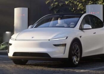 Розкуповують як гарячі пиріжки: новий електромобіль Tesla надійшов у виробництво (ФОТО)