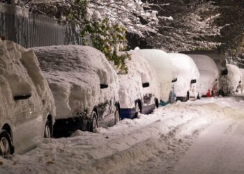 Чотири небезпечні місця, де категорично не можна паркувати автомобіль взимку