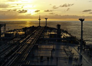 Десятки нафтових танкерів кинули якір через нові санкції США