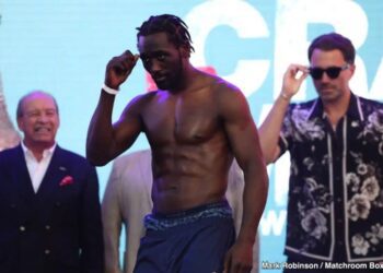 Дмитро Бівол розповів, що має робити Кроуфорд для перемоги над Канело