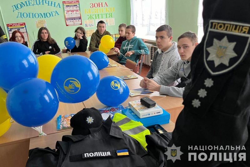 До школярів Липової Долини у рамках проєкту “Мобільний клас безпеки” завітали поліцейські 