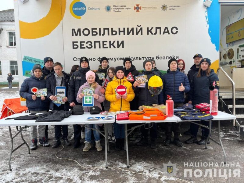 До школярів Липової Долини у рамках проєкту “Мобільний клас безпеки” завітали поліцейські 