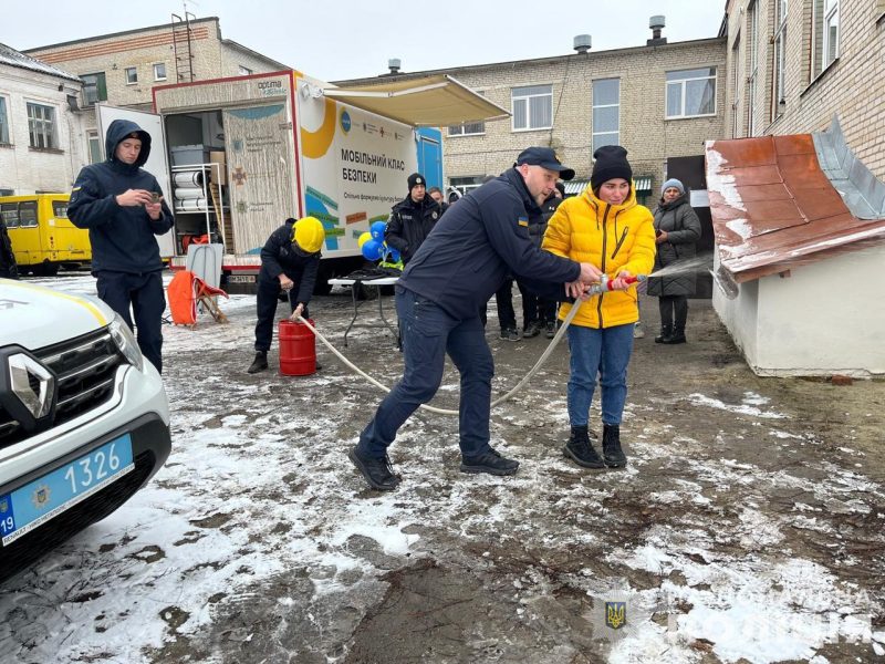 До школярів Липової Долини у рамках проєкту “Мобільний клас безпеки” завітали поліцейські 