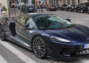 У Польщі помітили рідкісний суперкар McLaren на українських номерах (ФОТО)