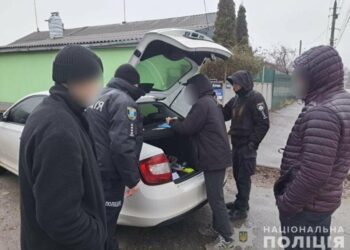 Поліція спіймала закладчика в Сумах: вилучено 11 згортків забороненої речовини