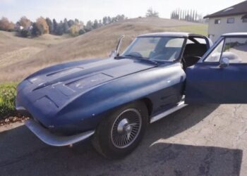 Культовий спорткар 60-х за $100 000 простояв понад 40 років у старому гаражі (ВІДЕО)