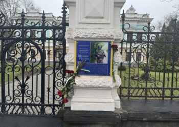 На честь загиблого на війні фізика-науковця Руслана Шуліпи у Сумах встановили пам’ятну дошку