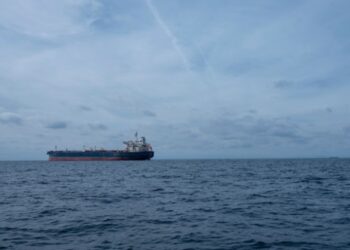 Десятки танкерів з російською нафтою застрягли через санкції США