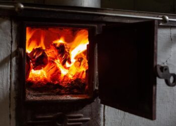 Як зробити, щоб дрова горіли довше у 2-3 рази: ось як потрібно їх укладати