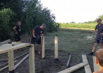 Юнаки селища Вороніж власноруч облаштовують місця відпочинку на водоймі