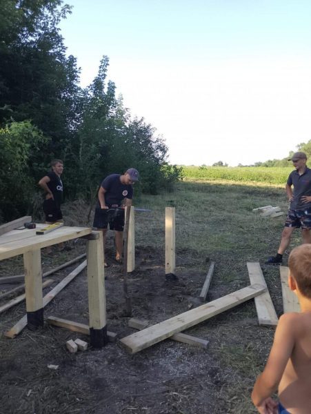 Юнаки селища Вороніж власноруч облаштовують місця відпочинку на водоймі