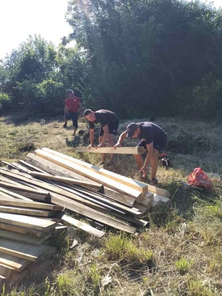 Юнаки селища Вороніж власноруч облаштовують місця відпочинку на водоймі