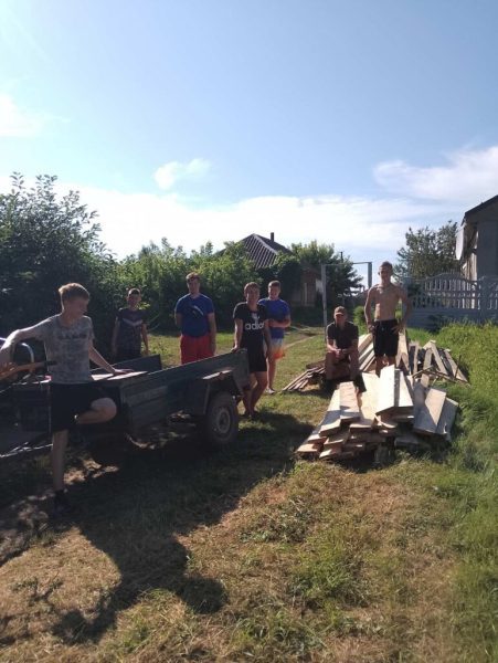 Юнаки селища Вороніж власноруч облаштовують місця відпочинку на водоймі