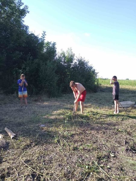 Юнаки селища Вороніж власноруч облаштовують місця відпочинку на водоймі