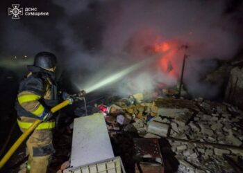 На Конотопщині ліквідовуючи пожежу спричинену ворожою атакою, рятувальники потрапили під повторний удар