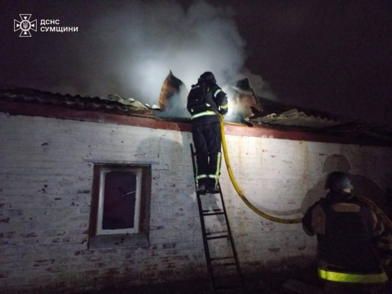 На Конотопщині ліквідовуючи пожежу спричинену ворожою атакою, рятувальники потрапили під повторний удар