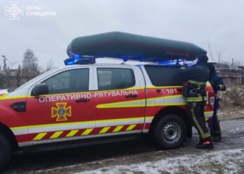 На Конотопщині надзвичайники врятували рибалку, який провалився під кригу