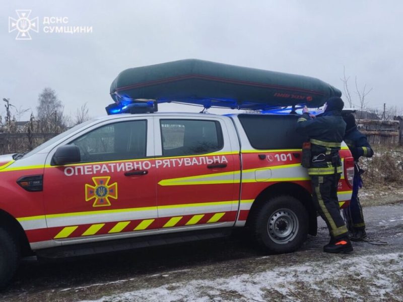 На Конотопщині надзвичайники врятували рибалку, який провалився під кригу