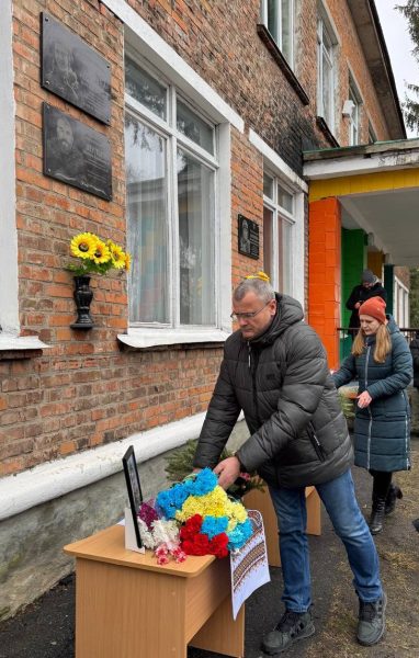 На Конотопщині  відкрили пам’ятну дошку захиснику Руслану Забіяці