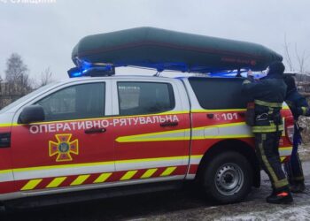 На ставку в Кролевці врятували рибалку, який провалився під кригу