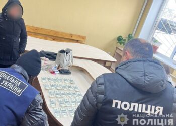 На Сумщині правоохоронці затримали працівницю ТЦК та СП під час отримання хабаря