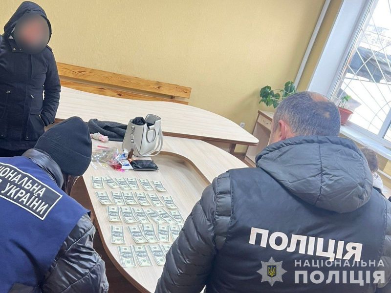 На Сумщині правоохоронці затримали працівницю ТЦК та СП під час отримання хабаря