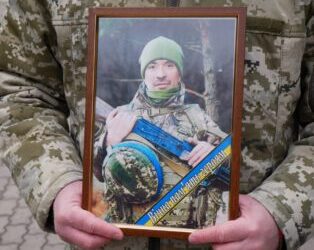 НАВІКИ 45: РОМЕНСЬКА ГРОМАДА ПРОВЕЛА В ОСТАННЮ ПУТЬ ВОЇНА СЕРГІЯ СИТНИКА