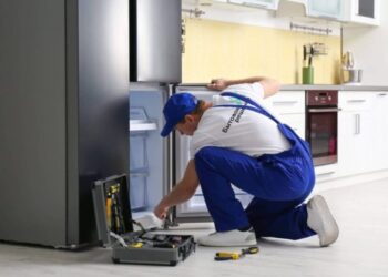 Не поспішайте викликати майстра: ТОП-5 поломок холодильника, які можна усунути власноруч