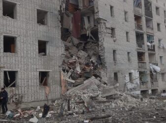 Окупанти скинули дві бомби на житловий квартал на Сумщині: пʼятеро поранених, серед них – діти