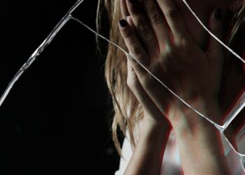 Сексуальне насильство над неповнолітньою: на Сумщині викрили викладача, який домагався студентки