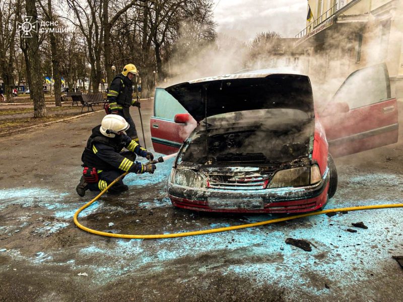 У центрі Глухова горів автомобіль + Фото + Відео