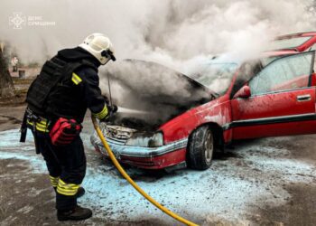 У центрі Глухова горів автомобіль + Фото + Відео