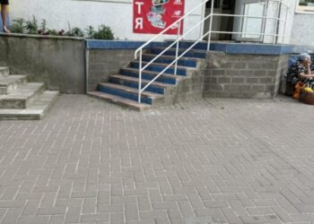 У центрі міста вантажівка проїхала по тротуару й пошкодила каналізаційний люк (+ фото, відео)