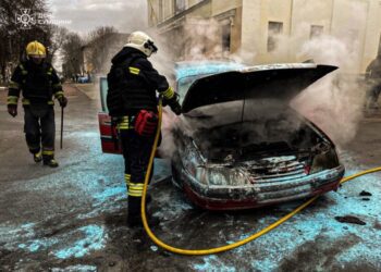 У Глухові рятувальники ліквідували загоряння автомобіля (ВІДЕО)