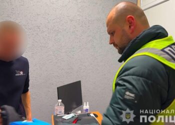 У Конотопі затримали двох чоловіків за вимагання