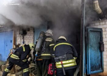 У Шостці рятувальники оперативно ліквідували пожежу в гаражі