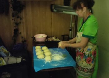 У Шосткинській іудейській громаді волонтери навіть при вимкненні світла не припиняють піклуватися про людей “золотого віку”