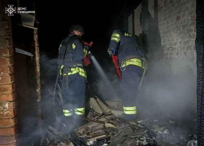 У Шосткинському районі через ворожий обстріл в житловому секторі сталося масштабне загоряння (+відео)